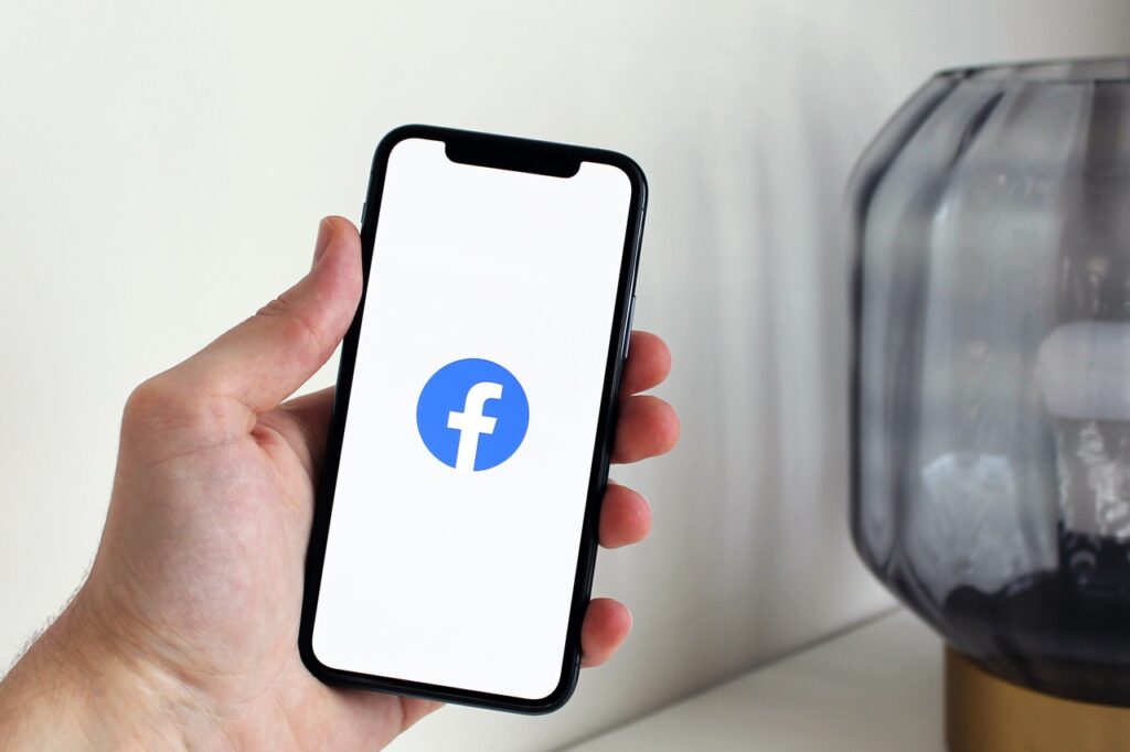 facebook-logo-no-celular-com-mao-segurando-o-aparelho