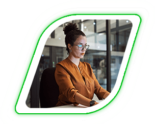 Mídia e Performance   Construímos estratégias digitais e integradas a mídias físicas e online, para gerar os melhores resultados em sua campanha, dentro de diferentes canais. Além disso, focamos em gerar métricas mensuráveis em campanhas multicanais.